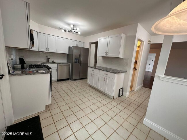 Building Photo - 7 Lazarus Dr