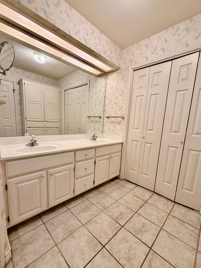 Building Photo - 219 Oak Hill Dr