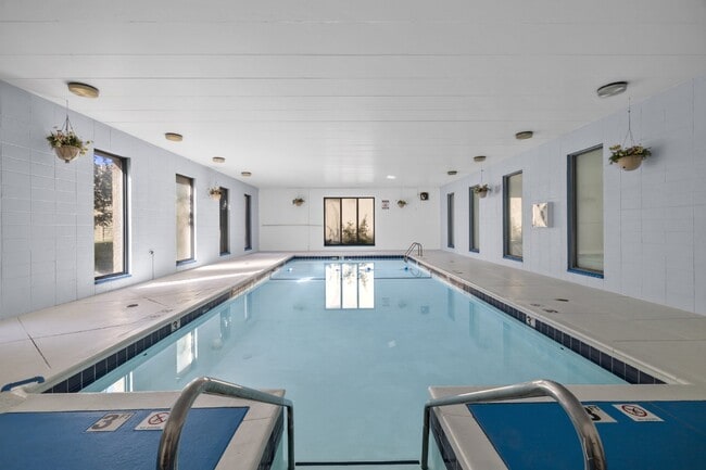 Building Photo - Second floor one bedroom unit available on...