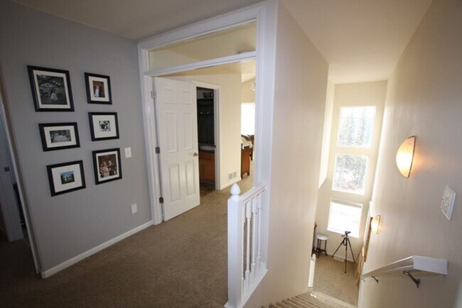 Building Photo - 3 Bed, 2.5 Bath Condo in Eagle River