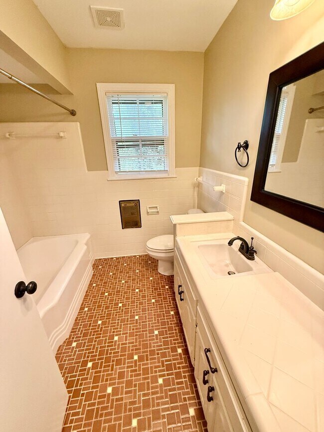 Building Photo - HUGE 4 Bedroom 2.5 Bath Donelson Ranch Cha...