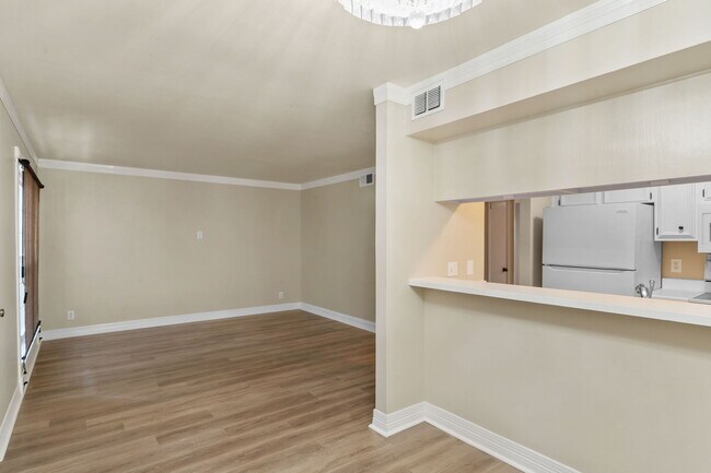 Building Photo - 8702 Village Dr