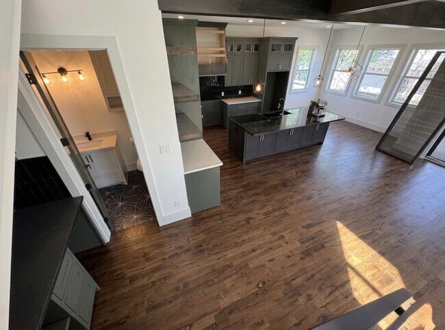 Building Photo - 505 E 40th St