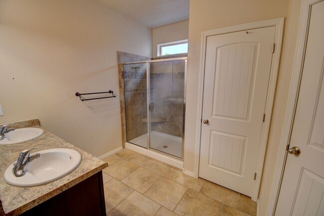 Building Photo - Beautiful Single Story ------3 Bedroom 2 B...