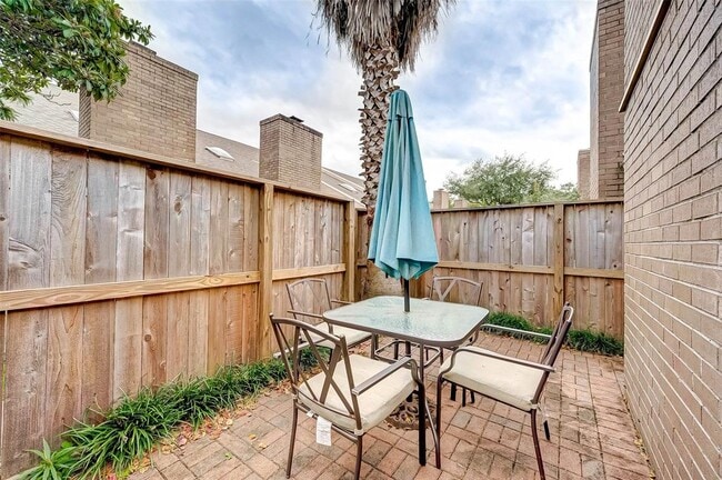 Building Photo - 13922 Hollowgreen Dr