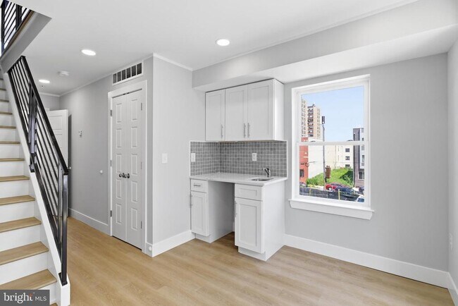 Building Photo - 1511 W Flora St