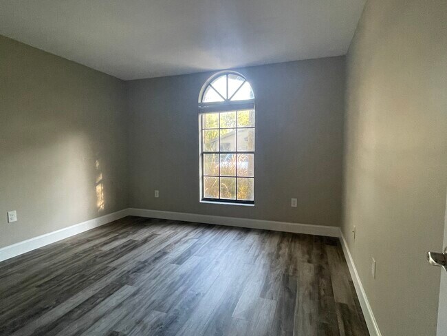 Building Photo - 4533 Morningside