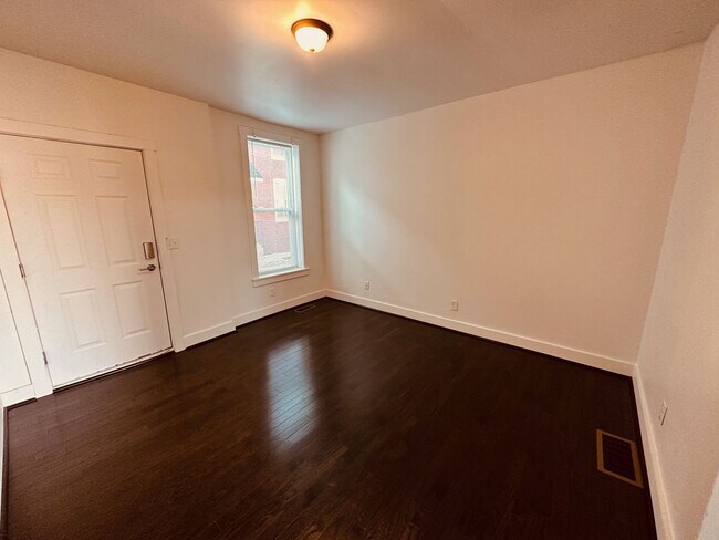 Building Photo - 214 W Hope Ave