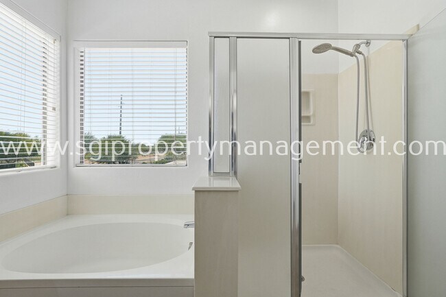 Building Photo - 6827 N 71st Dr