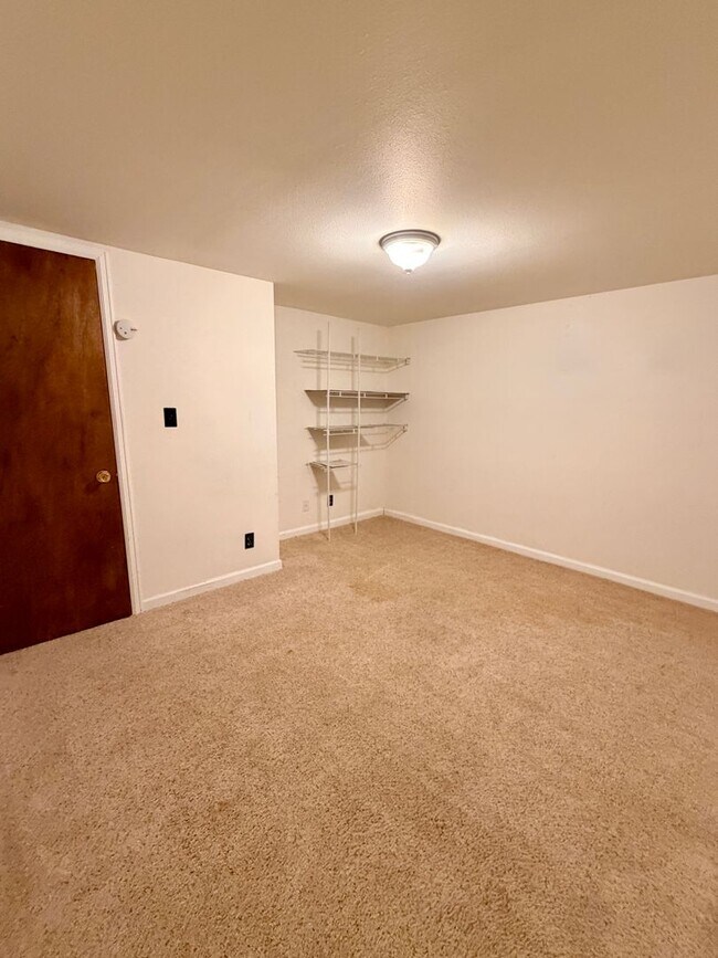 Building Photo - Amazing 3bed/2 bath with finished basement.