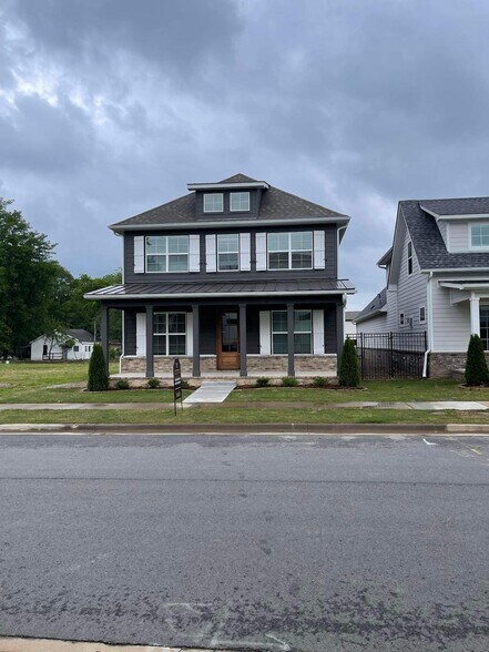 Building Photo - 324 Gardens Ln