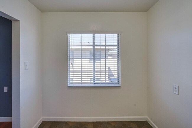 Interior Photo - 6028 - 6100 West Blvd