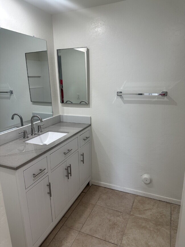 Building Photo - "Charming 3-Bedroom Oasis with 2 Baths in Phoenix – 1280 Sq Ft of Comfort Awaits You!"