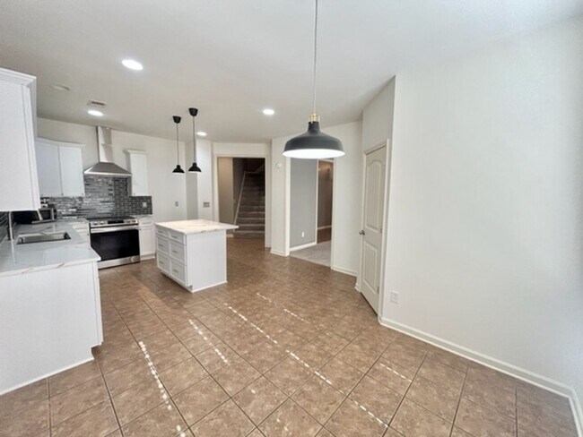 Building Photo - Beautiful 4 Bedroom 3 Bath Home in Lake Forest!