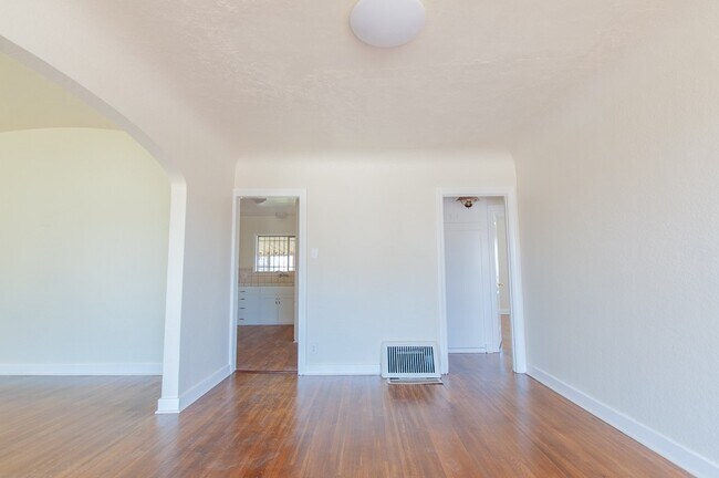 Building Photo - Stunning Single family house