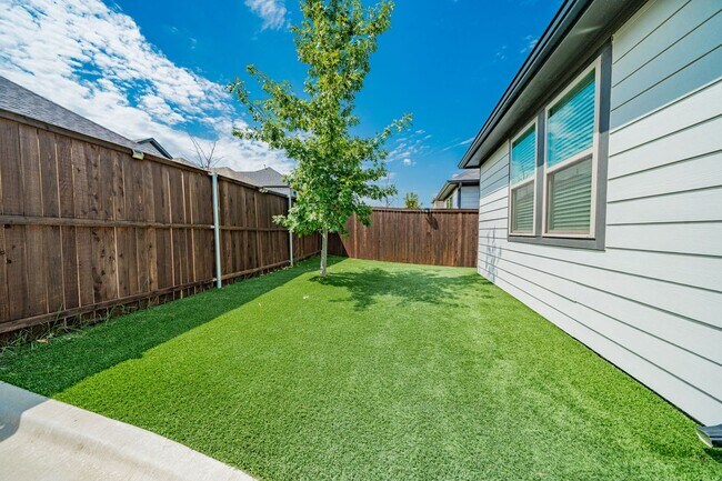 Building Photo - Stylish, Bright & Energy-Smart Living in R...