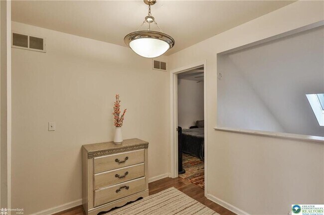 Building Photo - 204 Ridings Cir