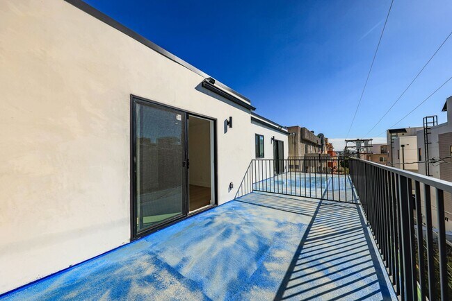 Building Photo - 1237 N Orange Dr