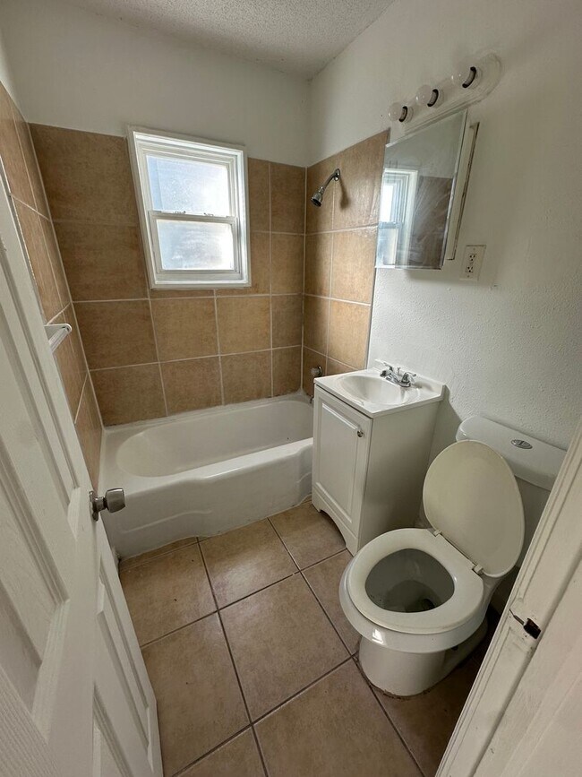 Building Photo - Perfect home right in Midtown