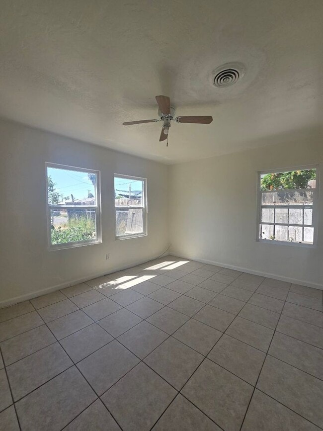 Building Photo - FOR LEASE 2 Bed 1 Bath + Bonus Room SE Bakersfield