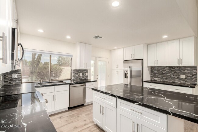 Building Photo - 5531 N 71st Pl