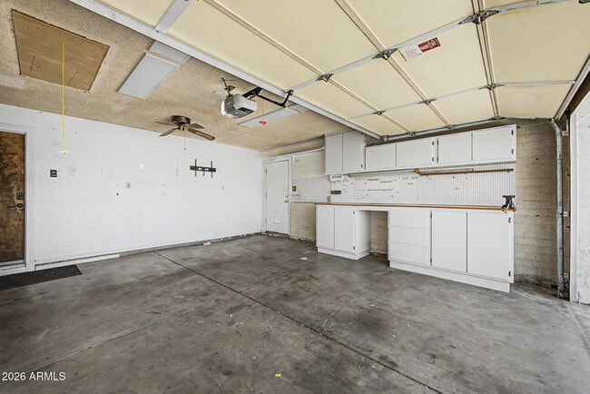 Building Photo - 855 W Lindner Ave