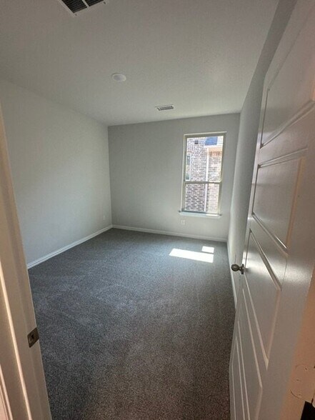 Building Photo - 1108 Redcoat Dr