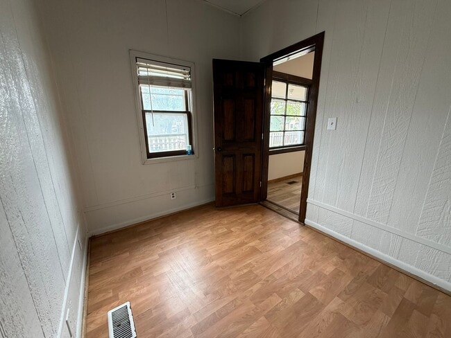 Building Photo - **Move in Ready** 3 bedroom close to downtown!