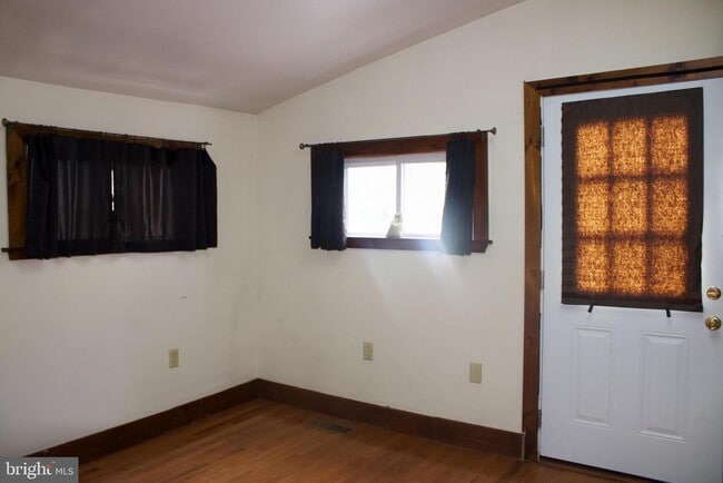 Building Photo - 209 W Chestnut St