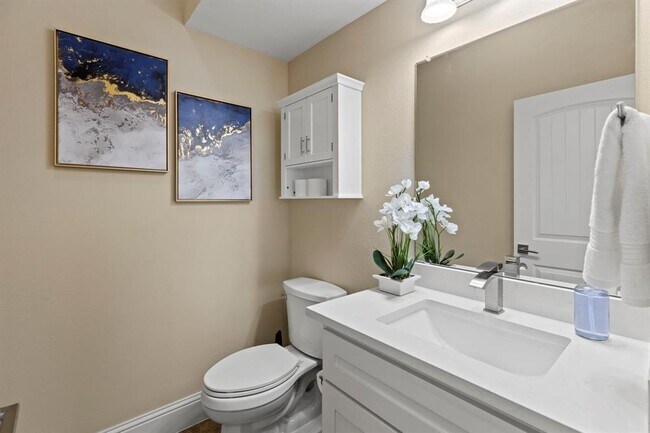 Building Photo - 2211 Silverbonnet St