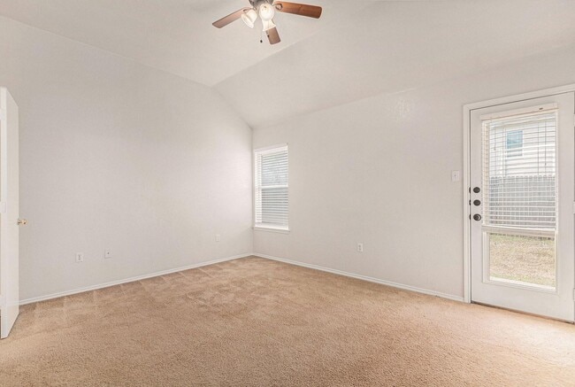 Building Photo - Discover your new home in this spacious 3-bedroom, 2-bath duplex located in the charming city of ...