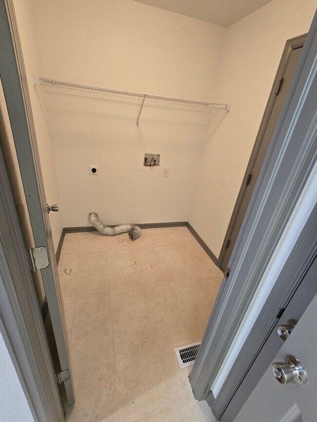 Building Photo - Spacious and Bright 4 Bedroom Home with Garage and Basement Now Available!