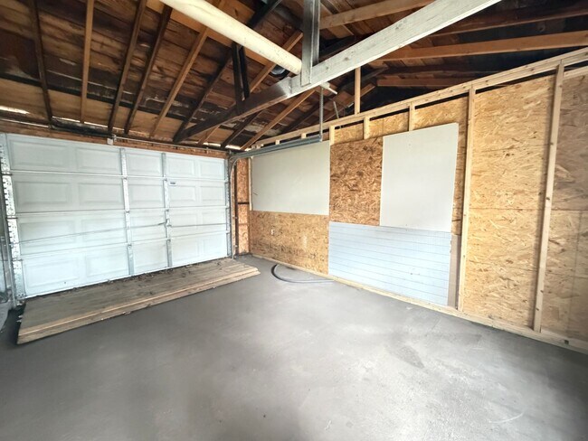 Building Photo - Charming One Bed & One Bath Duplex Unit!