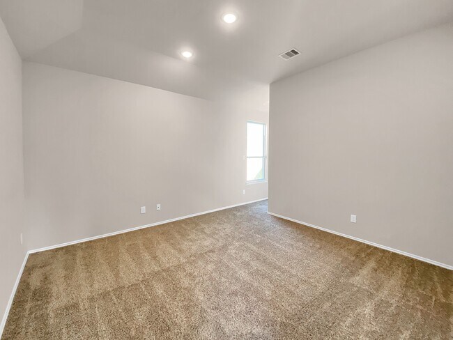 Building Photo - 13067 Clear View Dr