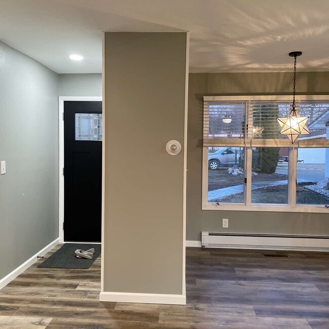 Building Photo - 2224 Oakwood Dr