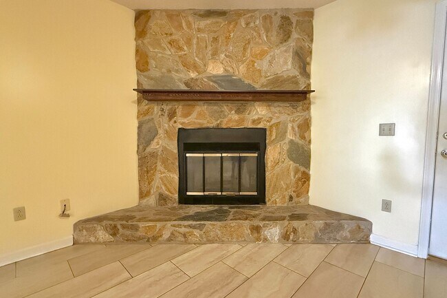 Building Photo - $500 RENT CREDIT | AVAILABLE NOW! (Pets Considered)