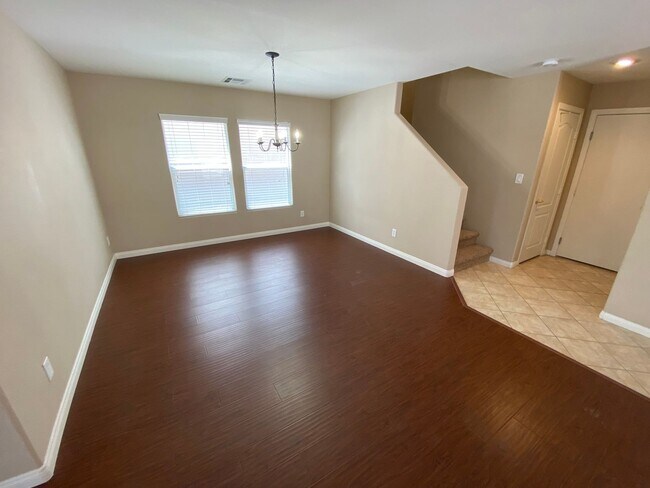 Building Photo - Wonderful 4 bed/2.5 bath home located in Summerlin