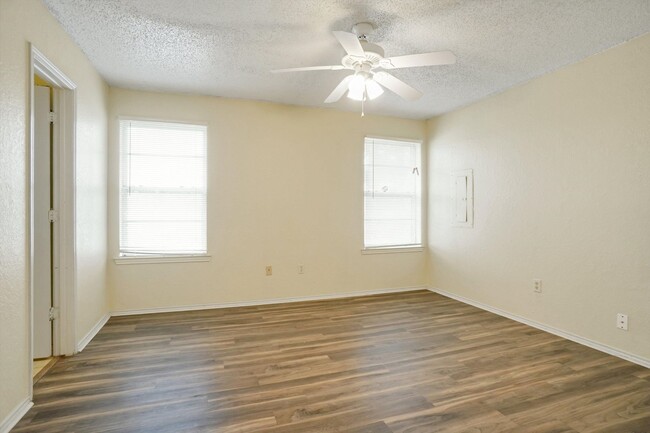 Building Photo - Tiffany Meadows