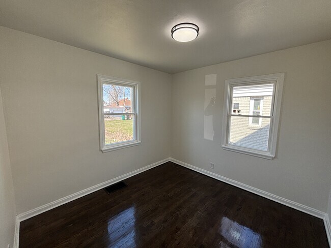 Building Photo - 354 Taney St