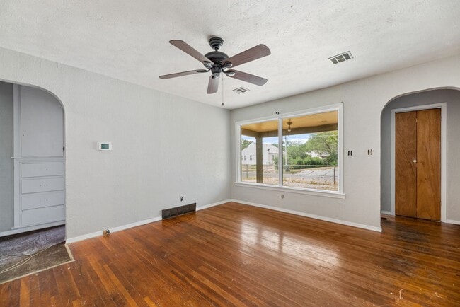 Building Photo - Bed 2 Bath In Quiet Neighborhood!