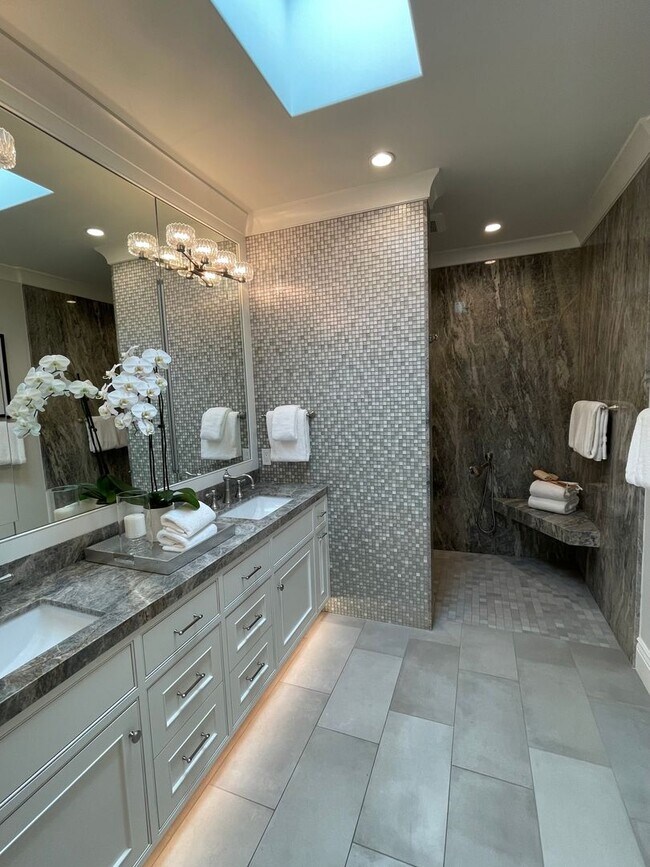 Building Photo - Luxury townhouse, close to town, easy comm...