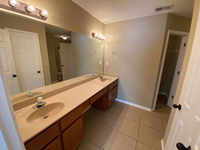 Building Photo - SPRING LAKE ADORABLE HOME with Backyard Fence