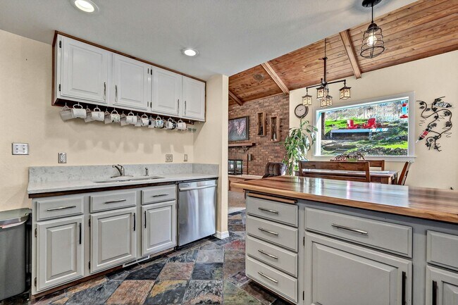 Building Photo - Cozy Hillside Boise Beauty Available 1/1/26!