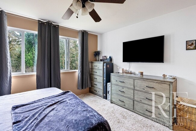 Building Photo - Peaceful Retreat Near JBLM | Spacious 3BR ...