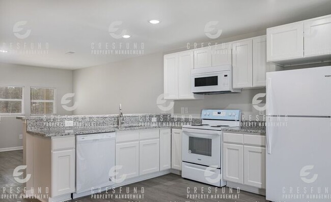 Building Photo - 2 Bedroom, 2 Bath - Like NEW and Available...