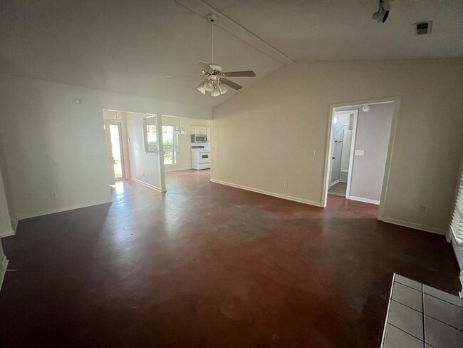 Building Photo - 3 Bedroom 2 Bath House in Hemmingwood - We...