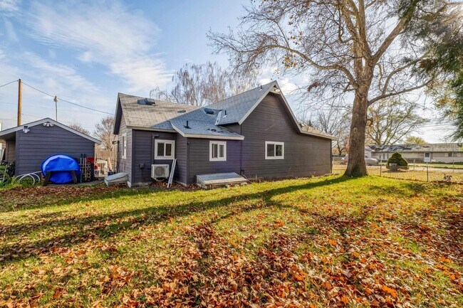 Building Photo - Large Shop w/Oversized Roll Up Doors and P...