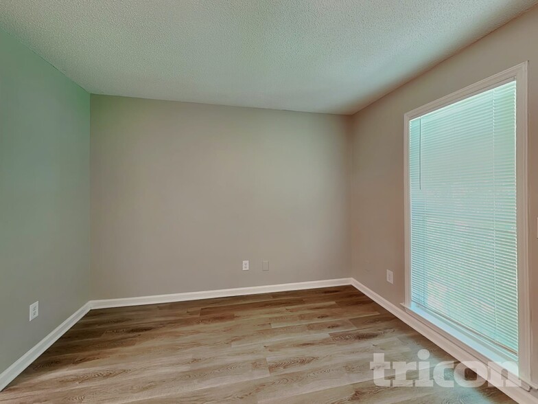 Building Photo - 4417 Woodlawn Dr