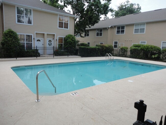 Building Photo - Victoria Station - 2 bedroom 2.5 bath townhouse