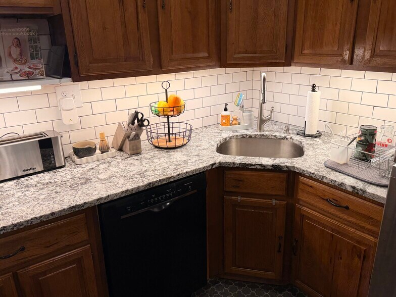 Building Photo - 1037 N Damen Ave